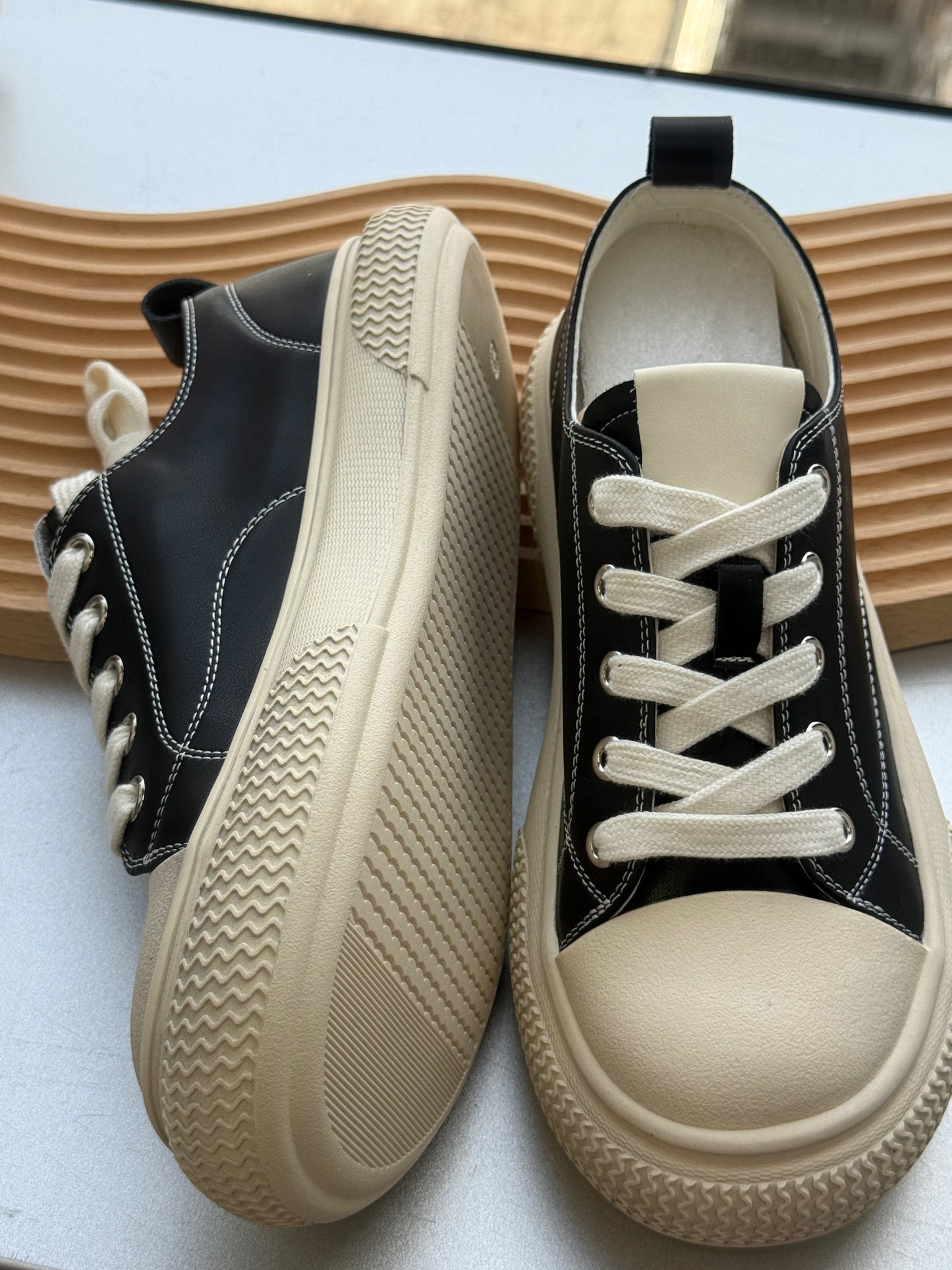Black sneaker (38)