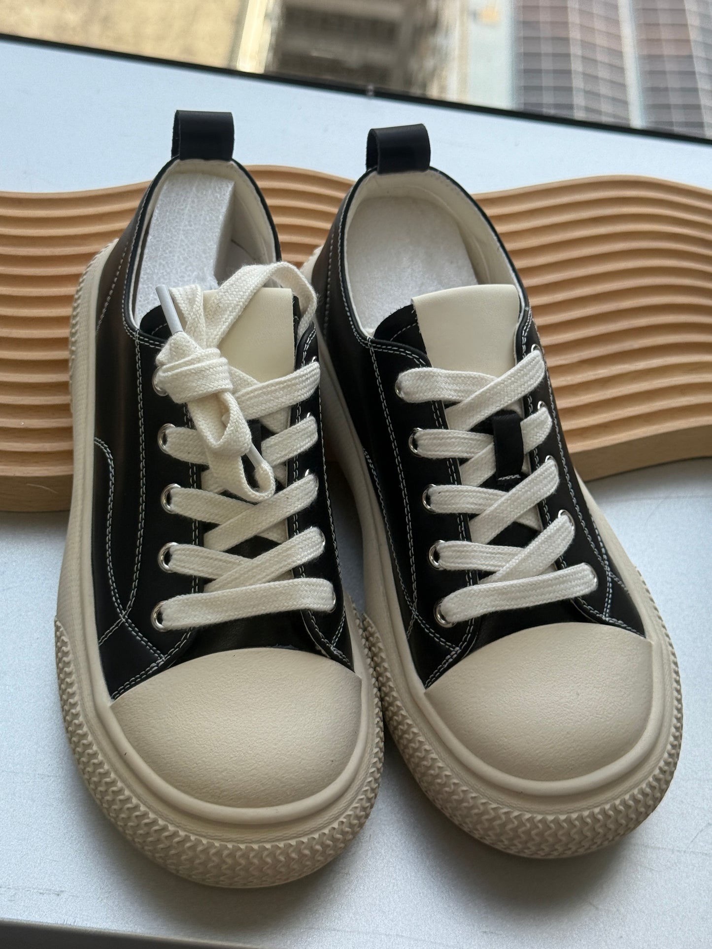 Black sneaker (38)