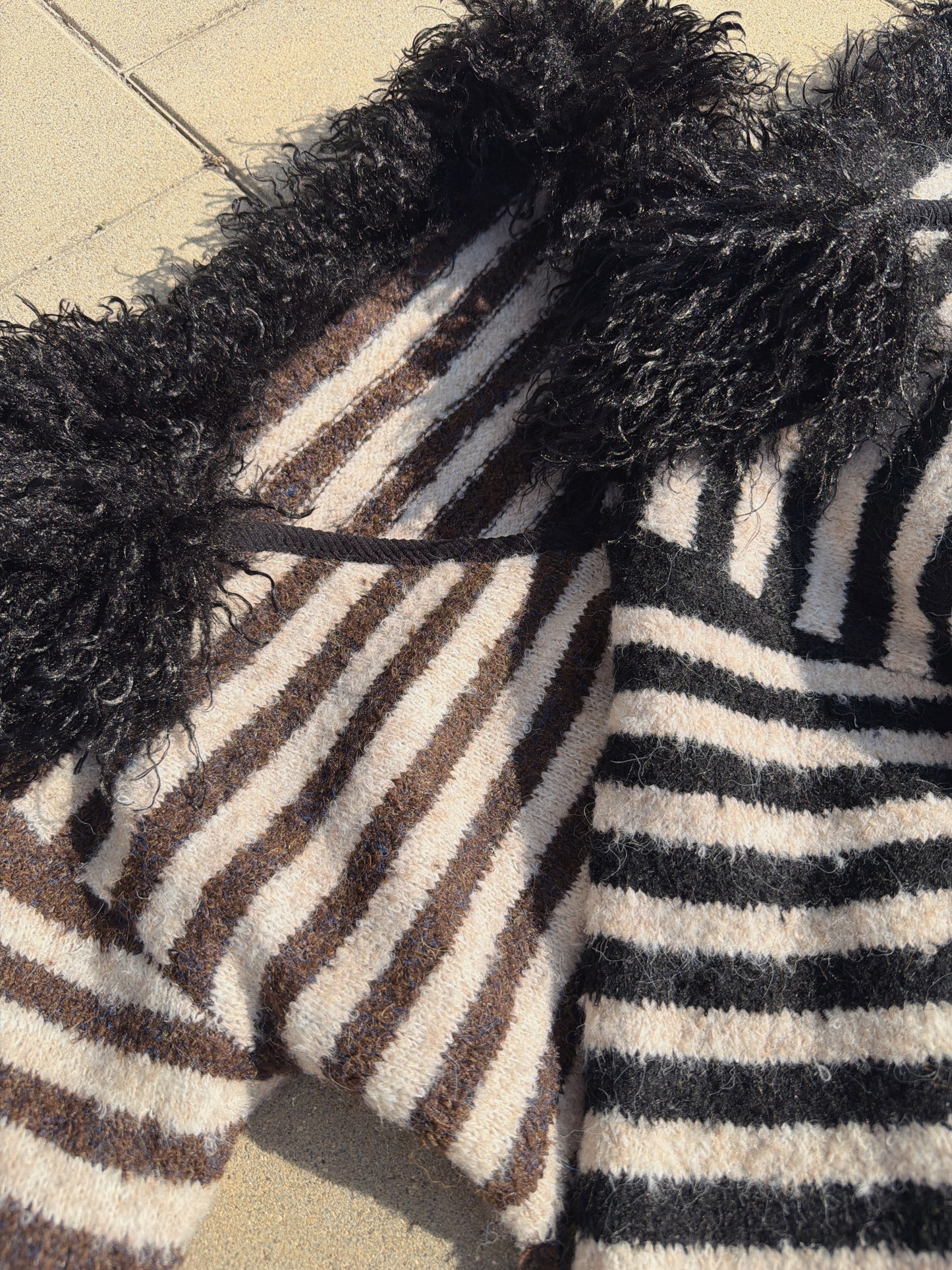 毛毛V領間條針織冷衫（黑/啡）