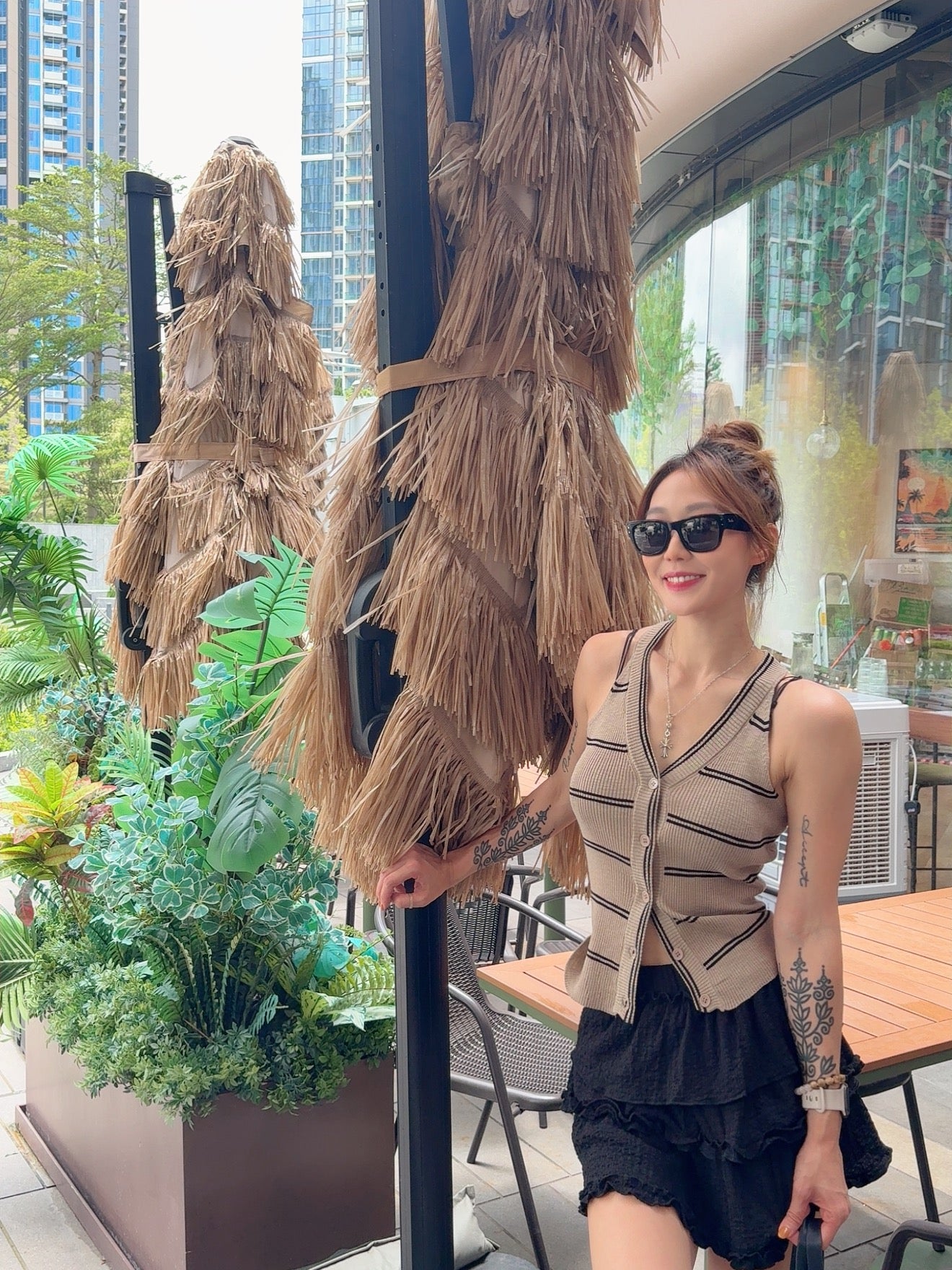 復古英倫風V領條紋坑條針織馬甲背心（深藍/奶茶）