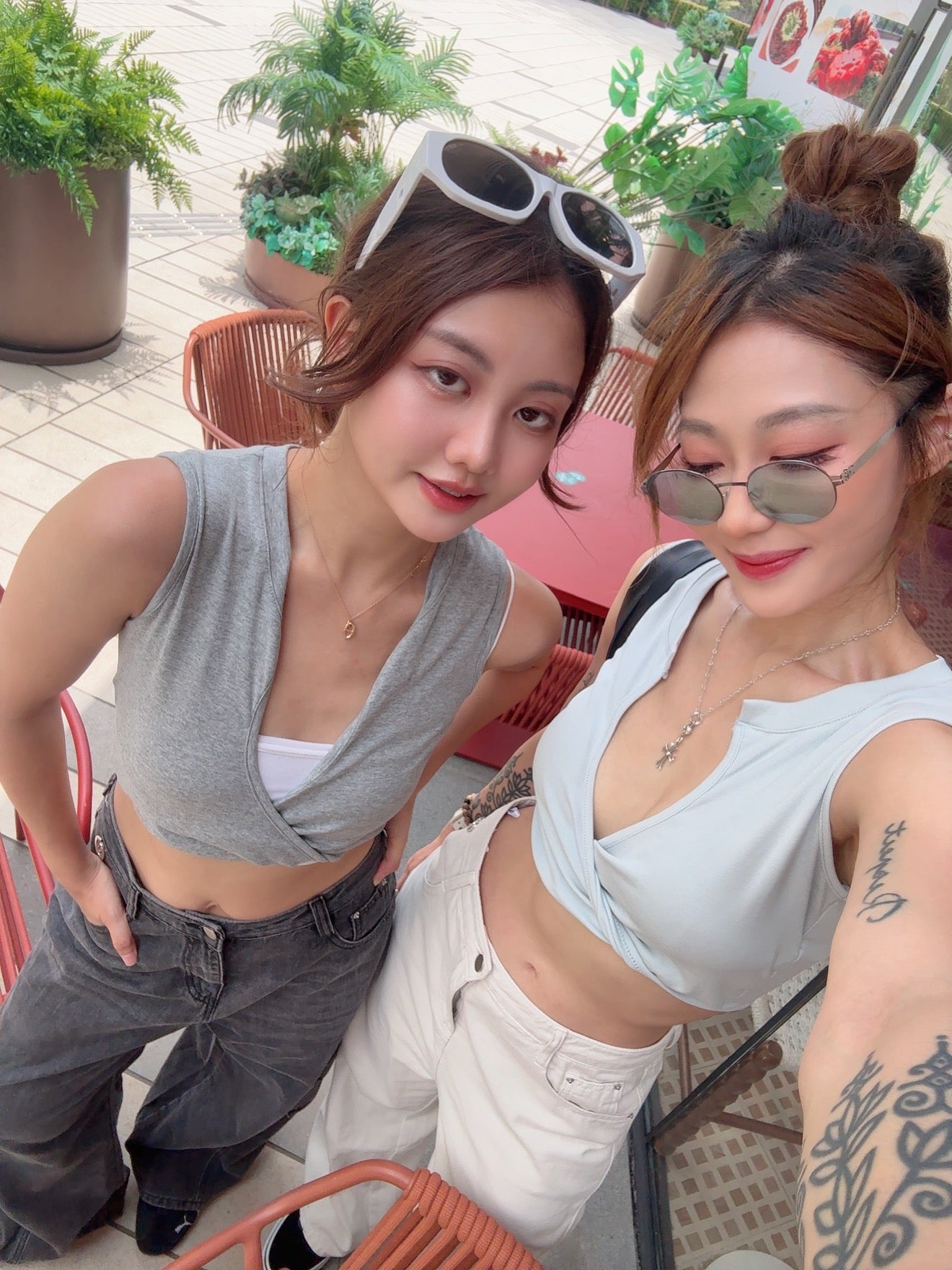 CU-歐美風深 V 扭結露腰上衣