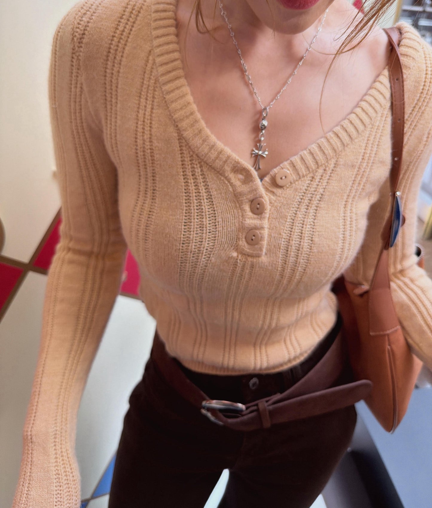 超顯瘦歐美V領針織上衣（溫柔奶茶）