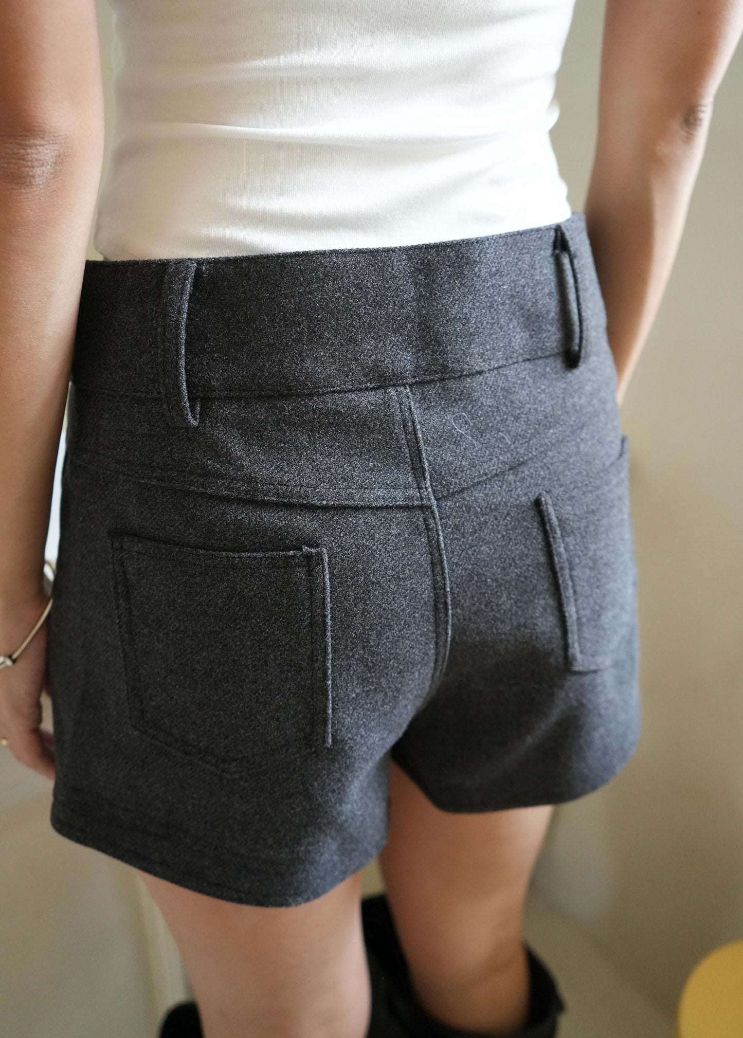 冬日絨面美臀小短褲