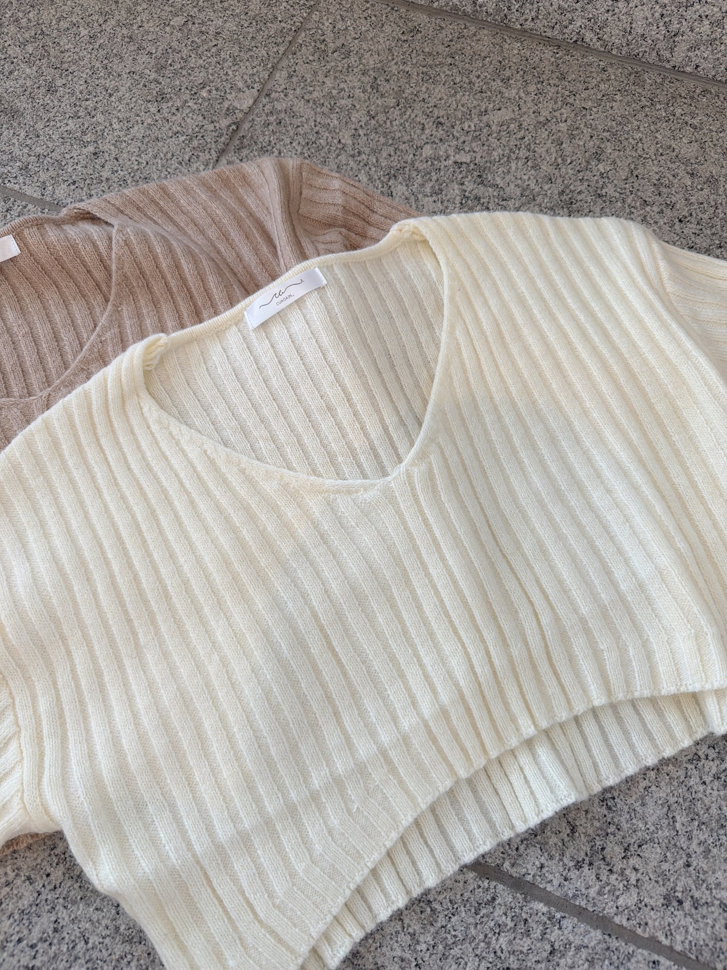 粗坑紋前短後長crop top (白/杏）