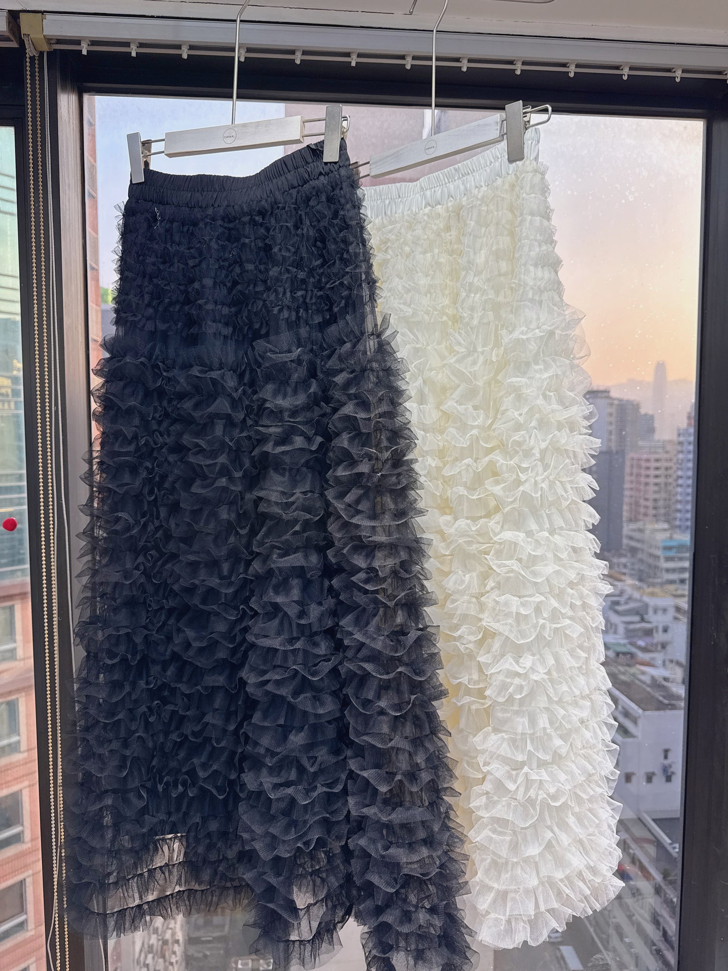 CU-重手工紗紗橡筋腰半身裙（黑/白）