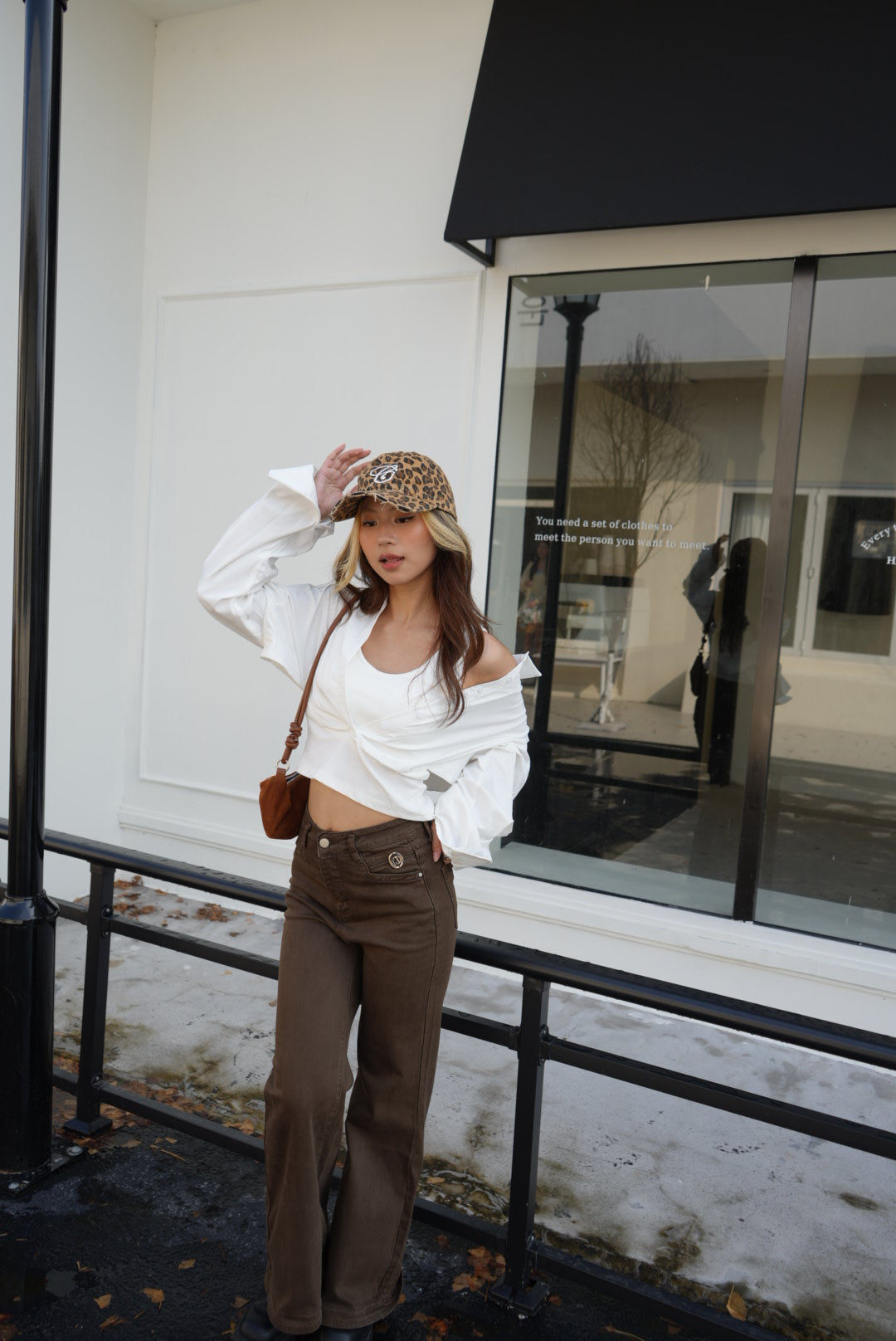 【Mocha Chic】摩卡棕寬版腰帶高腰微喇牛仔褲
