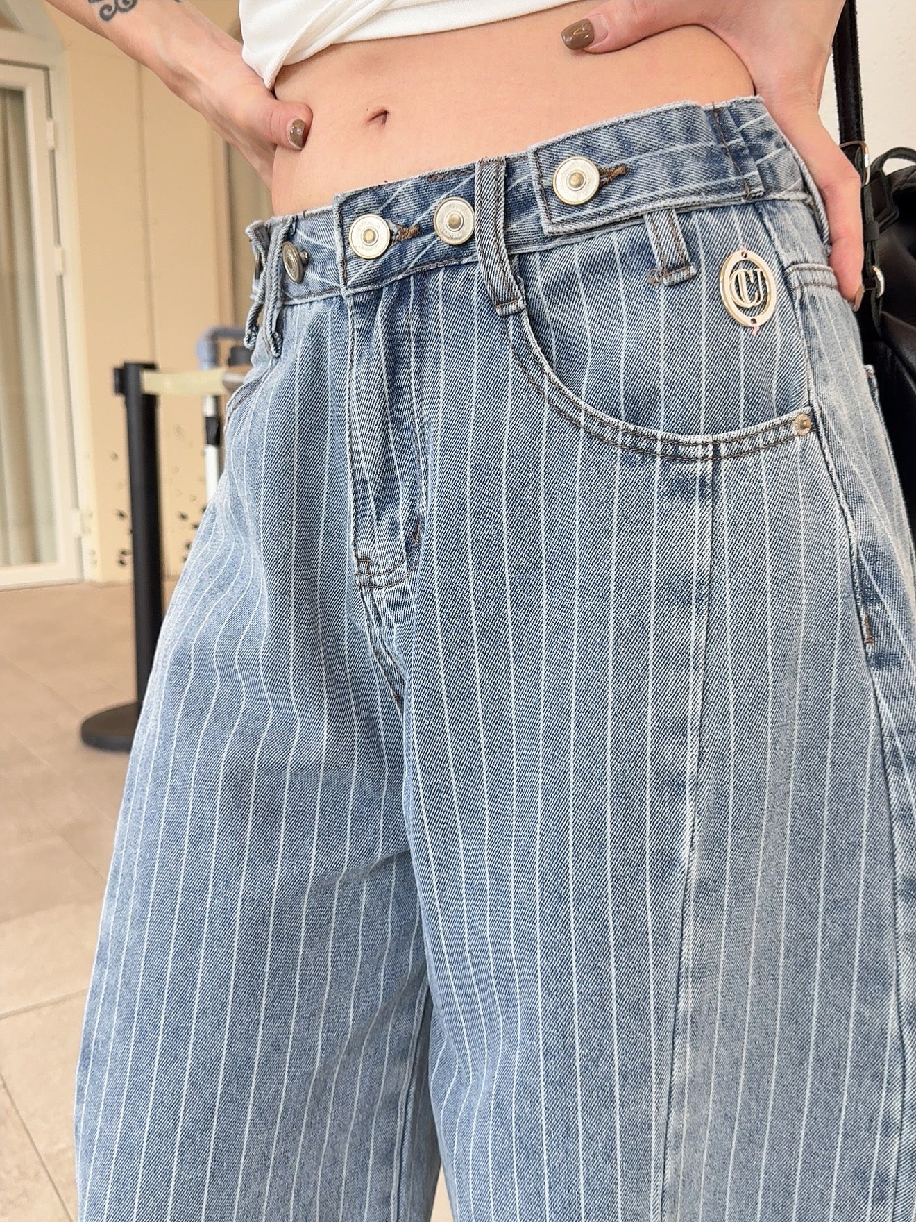 [CU JEANS] 直紋彎刀牛仔褲*可調節腰圍*