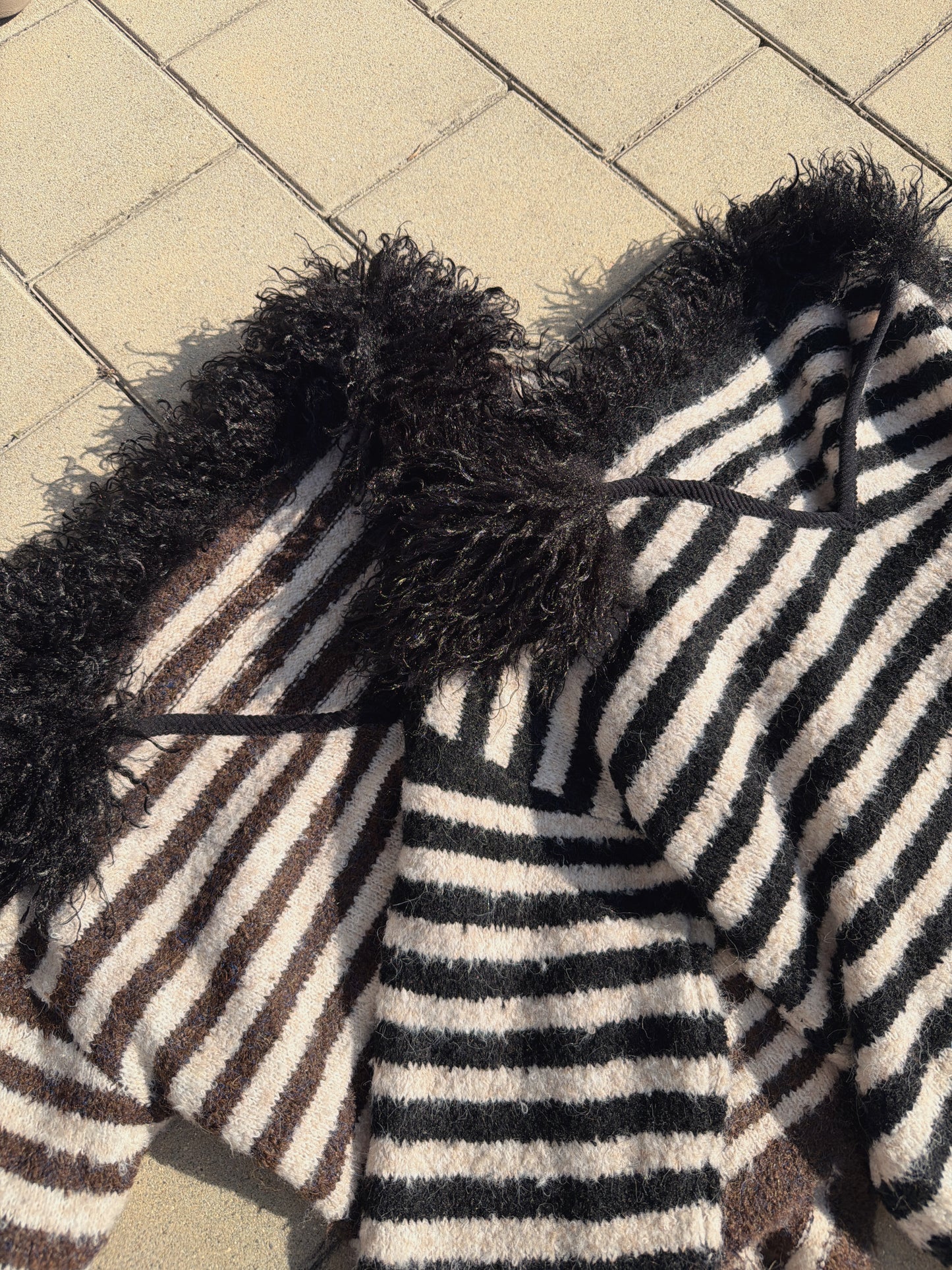 毛毛V領間條針織冷衫（黑/啡）