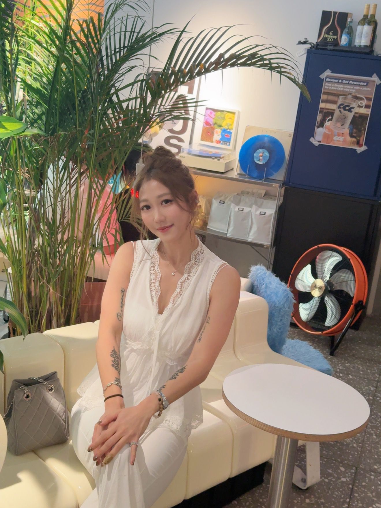 CU-小資女V領收腰背心(白/粉橙）