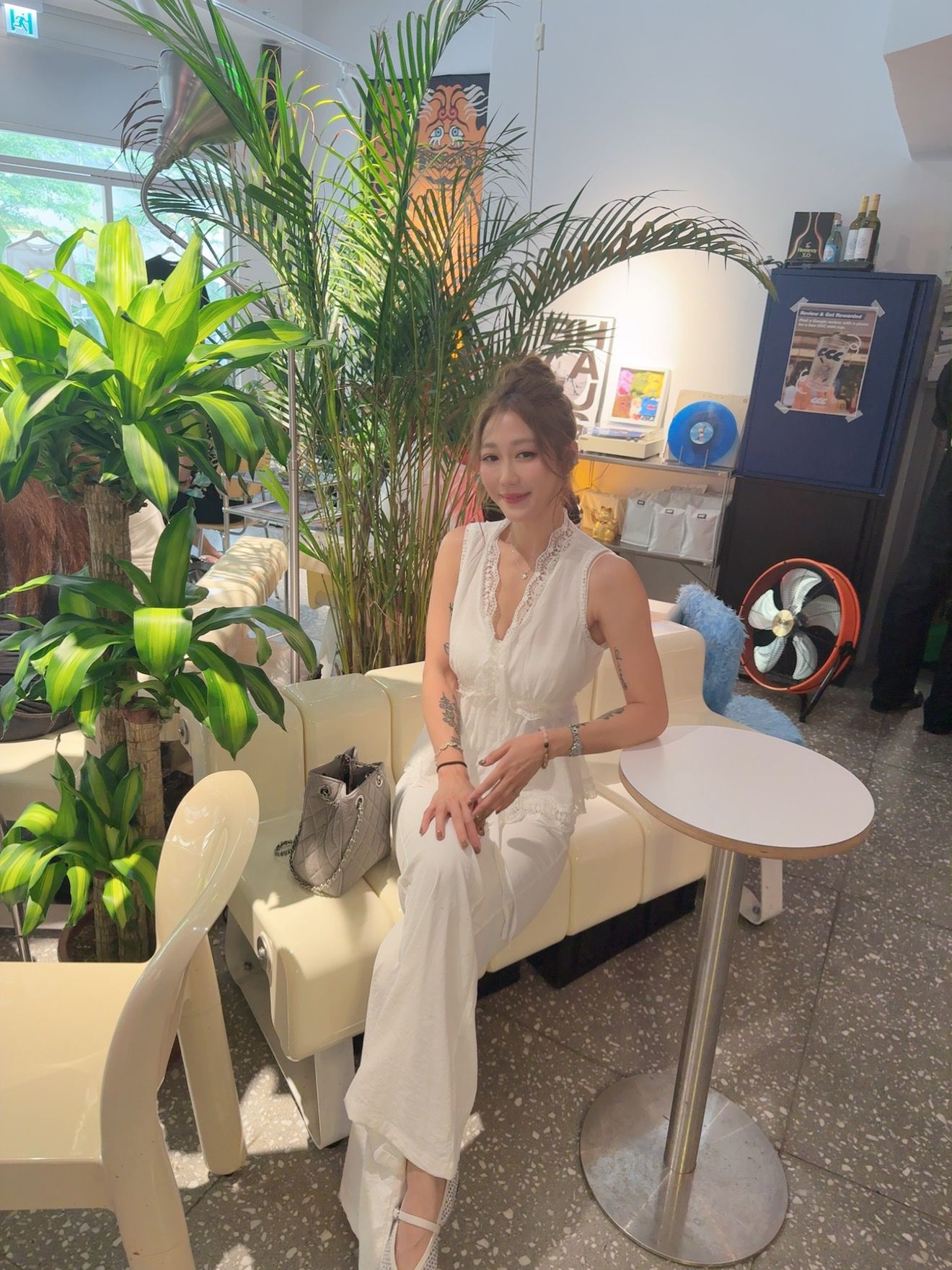 CU-小資女V領收腰背心(白/粉橙）